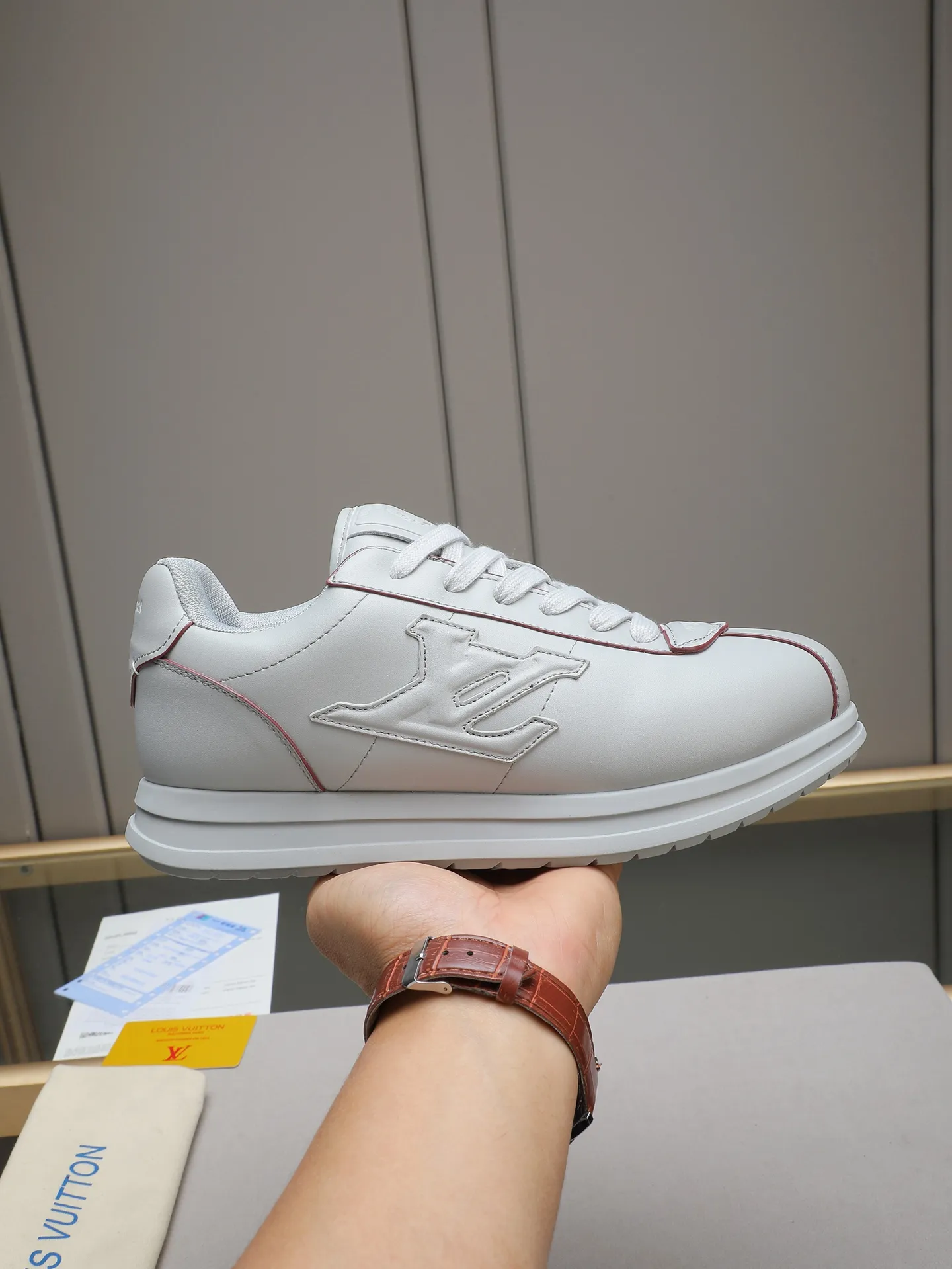 PP560 LV Louis Vuitton L Jialu Brand Runner Tatic Series Thick-soled Casual Sports Shoes Running Shoes Original purchase, development and production This LV Runner Tatic sports shoe combines technical materials such as mesh fabric and ribbons to interpret the inspiration of traditional mountaineering shoes. LV letters are written on one side, the lariat buckle of the quick lacing system is embellished with Monogram flowers and Louis Vuitton logos, and the light and wear-resistant rubber outsole completes the whole. ▪️Fabric: Original imported cowhide + mesh ▪️Inner lining: Original customized breathable mesh ▪️Sole: Original open-molded anti-slip rubber combination material ▪️Size: Men's 38-44 (customized for 45 and 46)
